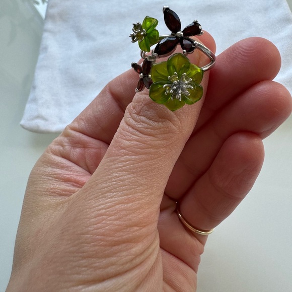 Elegant Sterling Silver and Czech Garnet Floral ring - Picture 3 of 4